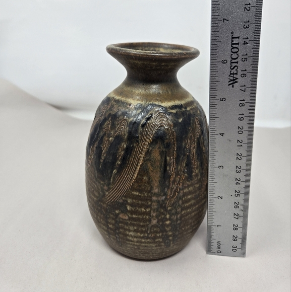 Studio Pottery Handmade Vase Signed Browns Tans & Black Tool Mark Accents - Picture 8 of 12
